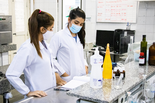 Imagem: duas mulheres com máscaras em laboratório