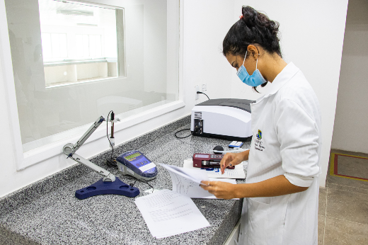 Imagem: mulher de máscara em laboratório