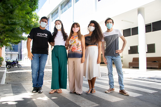 Imagem: A Profª Raquel Coelho (ao centro) e parte da equipe que atuou para evitar o despejo que prejudicaria a obra social que atende 250 pessoas em situação de rua em Fortaleza (Foto: Ribamar Neto / UFC Informa)