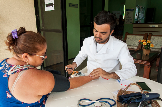 Imagem: estudante de Medicina tira pressão de mulher