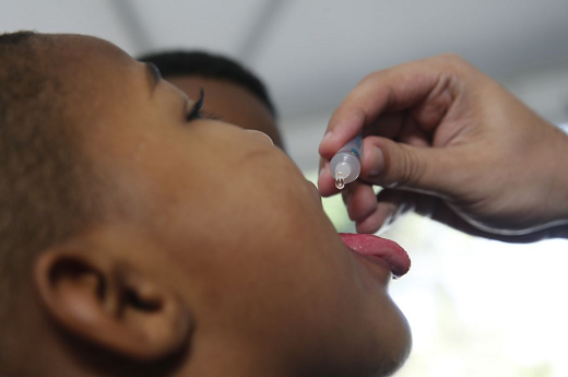 Imagem: criança recebe vacina contra a polio