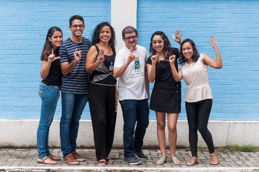 Imagem: alunos de Letras-Libras posam para foto