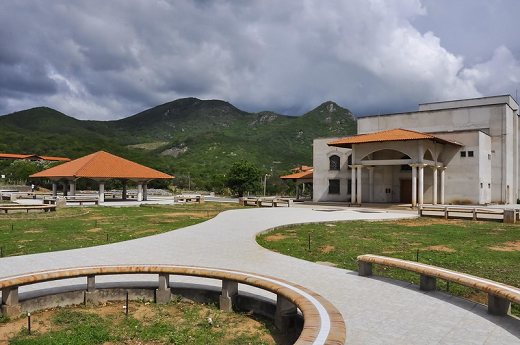 Imagem: Área de convivência e fachada do teatro do Campus de Itapajé, que leva o nome Jardins de Anita (Foto: Ribamar Neto/UFC)