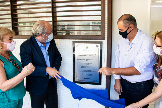 Imagem: Descerramento da placa de reinauguração, com a coordenadora do Laboratório, Profª Dorasilvia Ferreira Pontes, o reitor Cândido Albuquerque, o presidente da Câmara Setorial do Trigo da ADECE, Alexandre Sales, e a diretora do Centro de Ciências Agrárias, Profª Sônia Pinheiro (Foto: Ribamar Neto/UFC)   