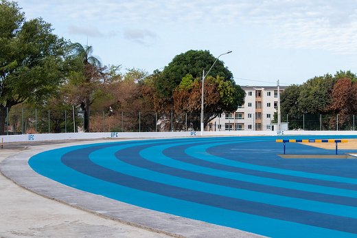 Imagem: O material instalado na pista permite boa absorção do impacto das atividades de corrida e grande desempenho aos atletas (Foto: Viktor Braga/UFC)