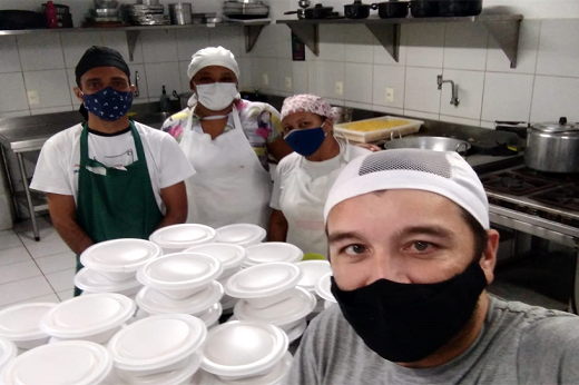 Imagem: Alunos da UFC e voluntárias da comunidade se unem na preparação dos alimentos (Foto: Divulgação/EGA)