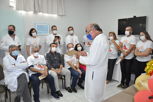 Imagem: O chefe do Serviço de Transplante Hepático do HUWC e presidente da ABTO, Huygens Garcia (ao centro, de pé), congratulou a equipe multiprofissional (Foto: divulgação/Unidade de Comunicação Social do Complexo Hospitalar)