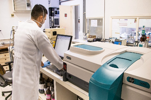 Pesquisador de jaleco trabalhando em laboratório