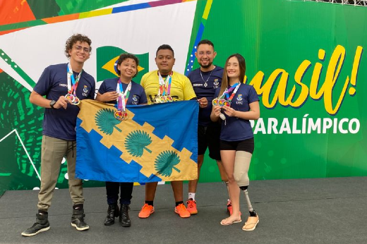 Imagem: Na foto, da esquerda para a direita, estão os medalhistas Gabriel Araújo, Rayloma Lemos, Wallison Lopes, João Goes e Fabiane Araújo (Foto: Divulgação)