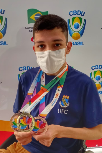 Imagem: Samuel Diniz, do Curso de Direito, conquistou três medalhas na natação: uma de ouro e duas de bronze (Foto: Divulgação)