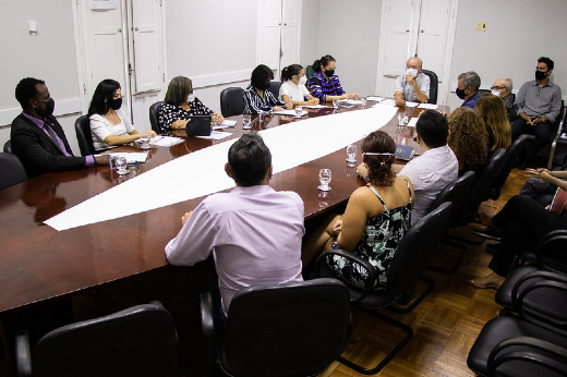 Imagem: Reitor e vice-reitor reuniram-se com a diretoria colegiada do SINTUFCE e assessorias jurídicas do sindicato e da Reitoria; em tom pacífico, retorno presencial de setores administrativos foi pauta. (Foto: Ribamar Neto/ UFC Informa)