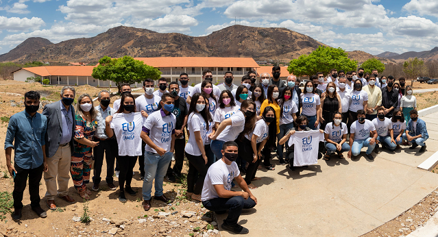 Imagem: Primeira turma de alunos, autoridades locais e administração superior da UFC posam para a foto oficial da abertura do semestre letivo em Itapajé (Foto: Viktor Braga/UFC)