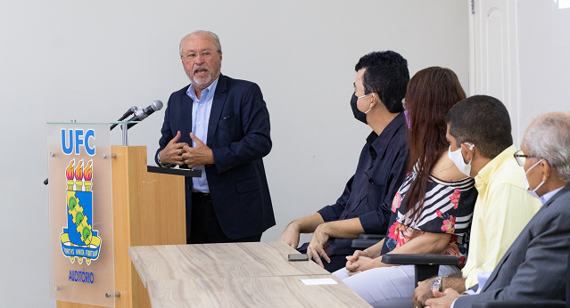 Imagem: O reitor da UFC, Prof. Cândido Albuquerque, discursa na abertura do semestre em Itapajé