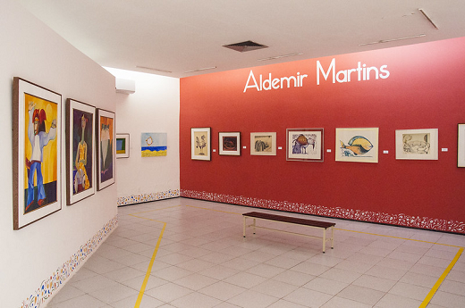 Imagem: A sala Aldemir Martins é um dos espaços de exposição permanente do MAUC, e está incluída na visita mediada (Foto: Ribamar Neto/UFC)