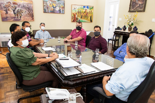 Imagem: Reunião com os membros do colegiado ocorreu na Reitoria (Foto: Viktor Braga/UFC)