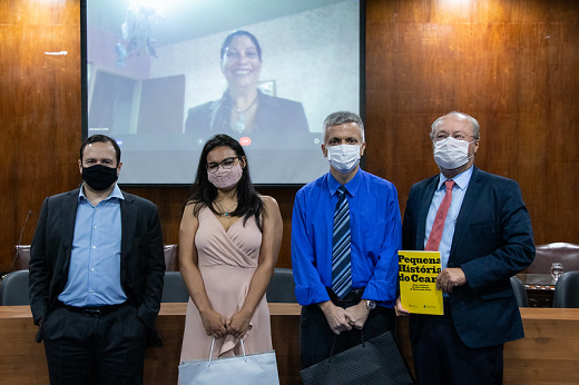 Imagem: Da esquerda para a direita: Igor Queiroz, presidente do Instituto Myra Eliane; Mariana Antônia Santiago Carvalho, segunda colocada; Floriano Benevides de Magalhães Neto, terceiro colocado; e o Prof. Cândido Albuquerque, reitor da UFC. Ao fundo: Adriana Carolina Leão Carpi, primeira colocada (Foto: Viktor Braga/UFC)