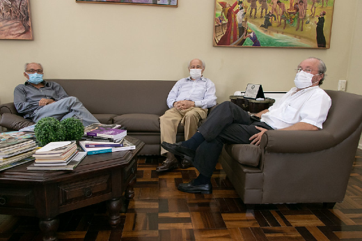 Imagem: Reitor, vice-reitor e Prof. Helio Barros