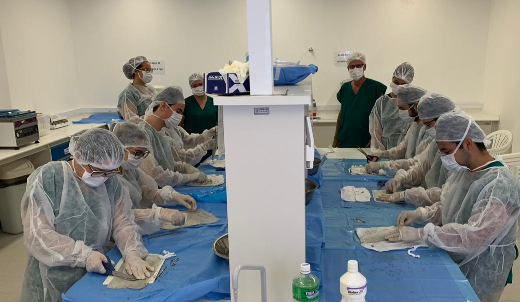 Imagem: pesquisadores fazendo o tratamento da pele de tilápia em laboratório