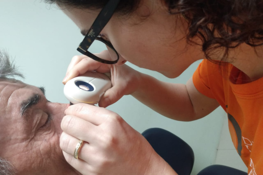 Imagem: dermatologista examina pele de paciente