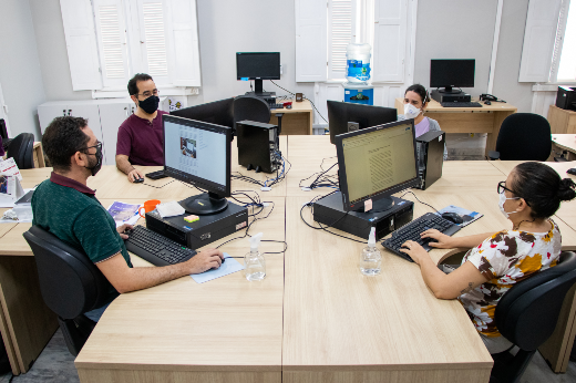 Imagem: Servidores trabalhando aos computadores em uma sala na UFC