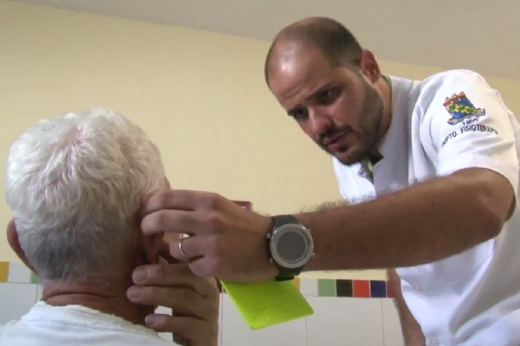 Imagem: aplicação de técnica de auriculoterapia