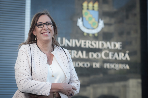 Imagem: A Profª Cláudia Pessoa envia uma mensagem: "Meninas cientistas, acreditem no seu potencial de fazer ciência e de inovar para fortalecermos a soberania do nosso País” (Foto: Jarbas Oliveira)