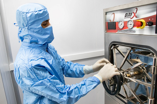 Imagem: Cientista maneja equipamento no laboratório
