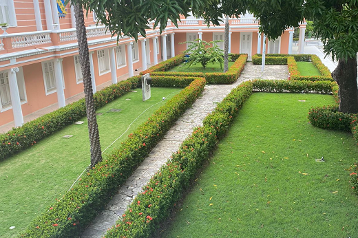 Imagem: Área do jardim que fica em frente à fachada da Reitoria da UFC, com gramado recuperado