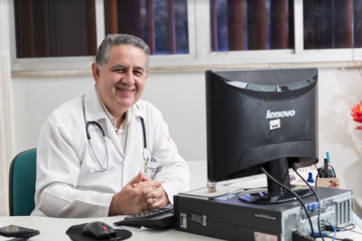Foto do Prof. Fernando Barroso em clínica