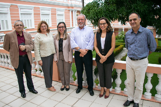 Imagem: Da esquerda para a direita: Prof. Luiz Roberto de Oliveira (NUTEDS-UFC); Profª Lis Cardoso (UNASUS-UFPI); Profª Lívia Nery (CEAD-UFPI); Prof. Cândido Albuquerque (reitor da UFC); Profª Liana Rosa (DEAD-UFPI) e Prof. Rodrigo Porto (PRPPG-UFC) (Foto: Ribamar Neto/UFC)