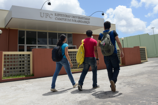 Imagem: estudantes caminham em direção ao RU