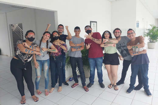 Imagem: Estudantes do Campus de Itapajé, juntos, com rostos pintados