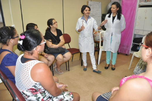 Imagem: reunião de pacientes e profissionais da MEAC