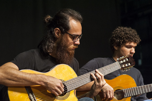 Imagem: Foto de dois rapazes tocando violão