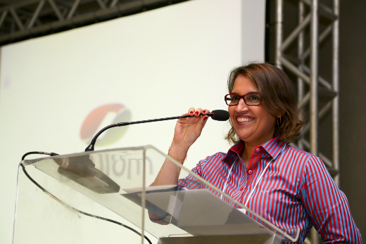 Imagem: Profª Luciana Gonçalves vestida de blusa rosa