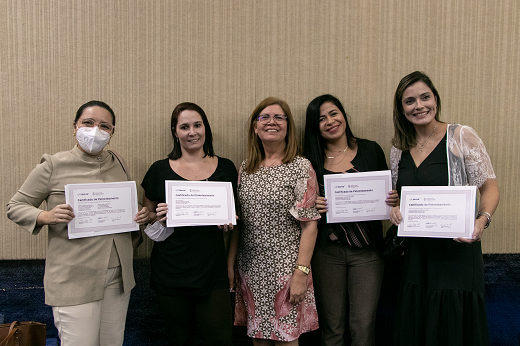 Imagem: Ao centro, a Profª Sônia Pinheiro (diretora do CCA) posa com as pesquisadoras de sua unidade que receberam os certificados das respectivas patentes. (Foto: Viktor Braga/ UFC Informa)