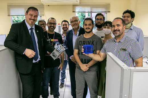 Gestores do INPE foram apresentados à equipe AUTOSAT, formada por estudantes ligados ao LESC; o grupo representa o Ceará na categoria Ensino Superior da Olimpíada Brasileira de Satélites (OBSAT). (Foto: Viktor Braga/ UFC Informa)