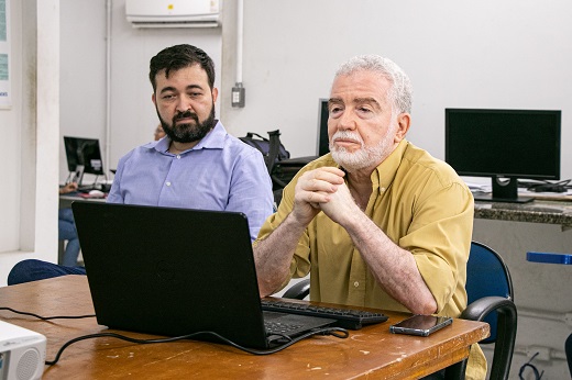 Em primeiro plano, o coordenador do projeto, Prof. William Barcellos, que detalhou como será a usina-modelo da iniciativa. (Foto: Ribamar Neto/ UFC Informa)