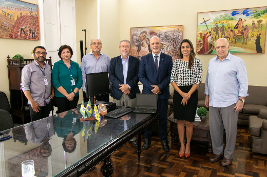 Imagem: Da esquerda para a direita estão Marcos Barbosa, Adênia Guimarães, Prof. Glauco Lobo, Prof. Cândido Albuquerque, Wilmar Teixeira de Souza, Patrícia Aquino e Prof. Almir Bittencourt (Foto: Viktor Braga/UFC)