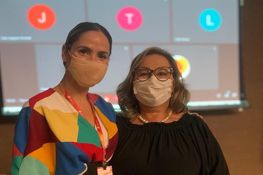 Imagens: A pesquisadora Joana Cantídio Mota Clemente e sua orientadora, Profª Márcia Machado, por ocasião da defesa da dissertação na qual foi baseado o trabalho premiado (Imagem: acervo pessoal)