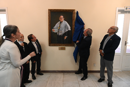Imagem: reitor Cândido Albuquerque descerra pintura com o retrato do ex-reitor Henry Campos