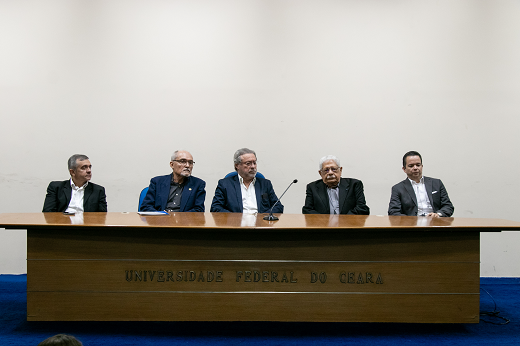 Imagem: mesa formada para cerimônia de lançamento dos livros: