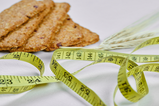 Imagem: A pesquisa estuda a relação entre descontrole alimentar e obesidade em pacientes deprimidos (Foto: Freepik)