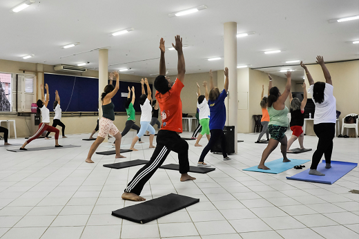 Imagem: Nas aulas de ioga, os estudantes de graduação e pós-graduação podem vivenciar momentos de plenitude, bem-estar e autocuidado (Foto: Ribamar Neto/UFC)