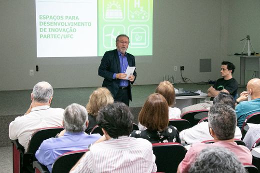 Imagem: Reitor da UFC, Prof. Cândido Albuquerque, liderou a apresentação das estruturas de pesquisa sobre hidrogênio verde na UFC (Foto: Ribamar Neto/UFC)