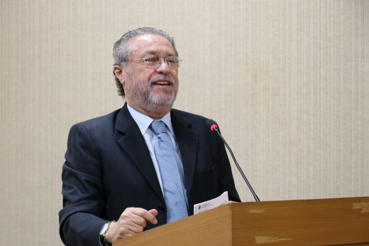 Imagem: Foto do reitor Cândido Albuquerque discursando no púlpito do Auditório da Reitoria da UFC