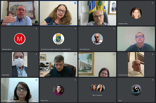 Imagem: Print de tela de reunião virtual do CEPE mostra os conselheiros participando por videoconferência; sessão aprovou o novo Calendário Universitário. (Foto: Viktor Braga/ UFC Informa)