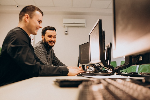 Imagem: homens em frente a um computador