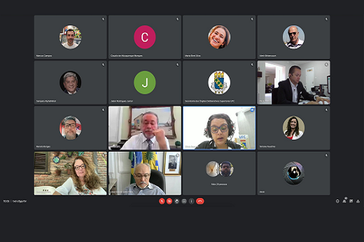 Imagem: Print de tela de reunião virtual do CONSUNI mostra os conselheiros participando por videoconferência; sessão aprovou novas taxas da Biblioteca, mudanças em cursos de graduação e alteração na legislação da UFC sobre fundações. (Foto: Viktor Braga/ UFC Informa)