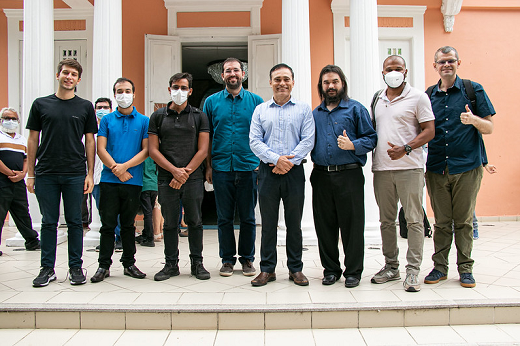 Imagem:  O grupo de seis servidores lotado na Superintendência de Tecnologia da Informação, em Fortaleza, foi recebido pelo titular da STI, Prof. Edgar Marçal (quinto da esquerda para a direita) e outros membros da equipe (Foto: Ribamar Neto)